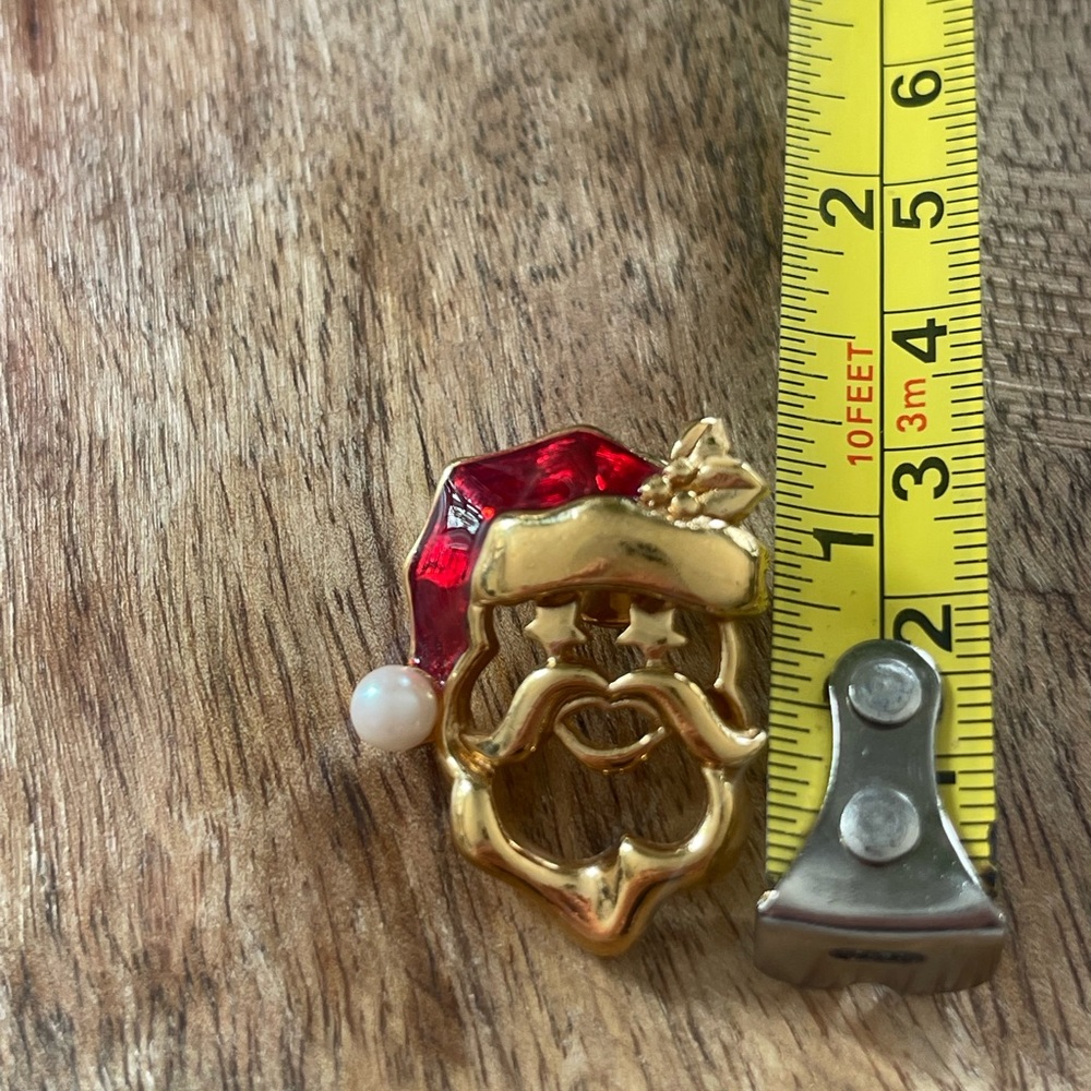 Vintage Avon Santa Claus gold tone pin brooch - Picture 2 of 4